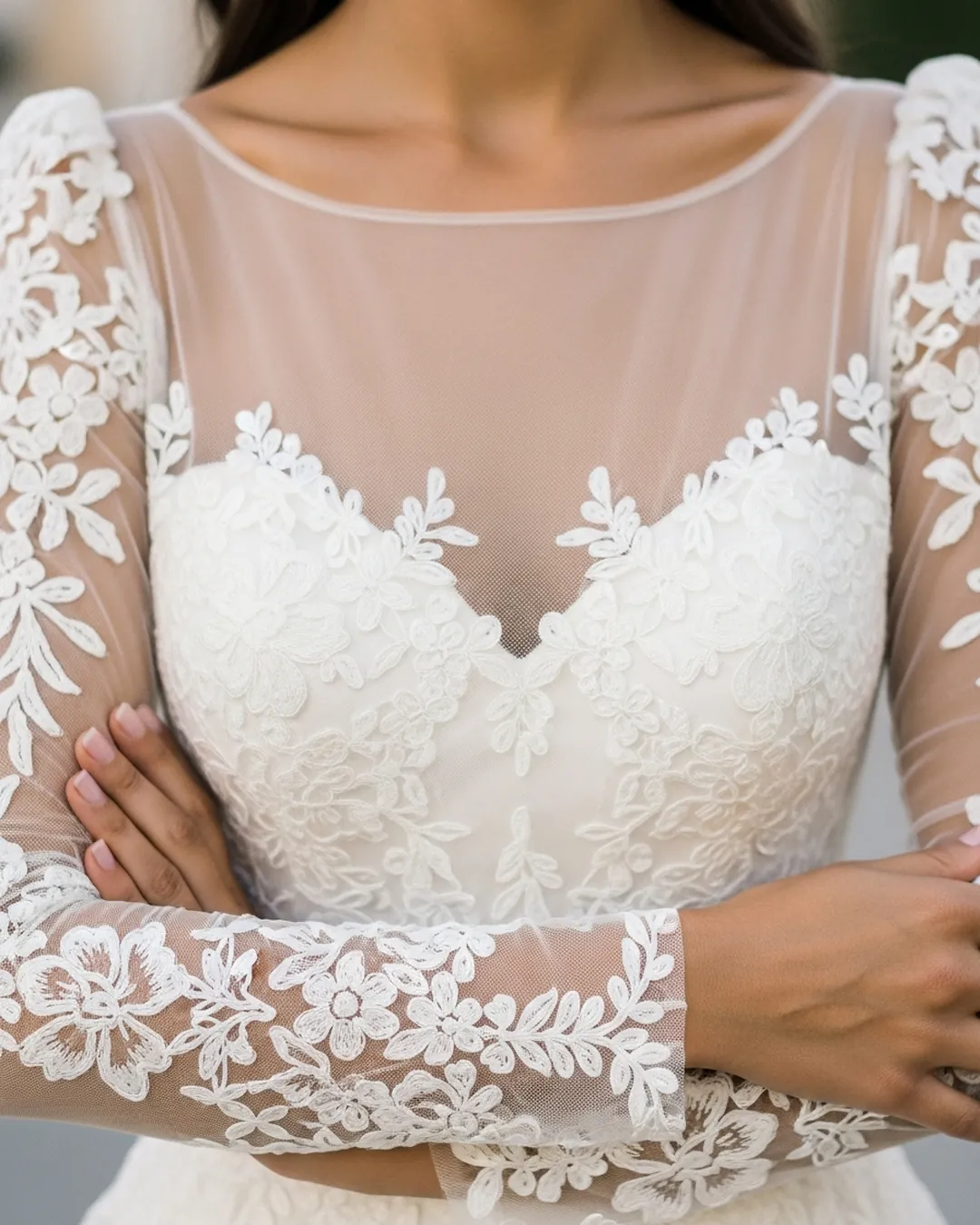 Novia con un escote ilusión de tul y encaje que cubre los hombros en un vestido de novia