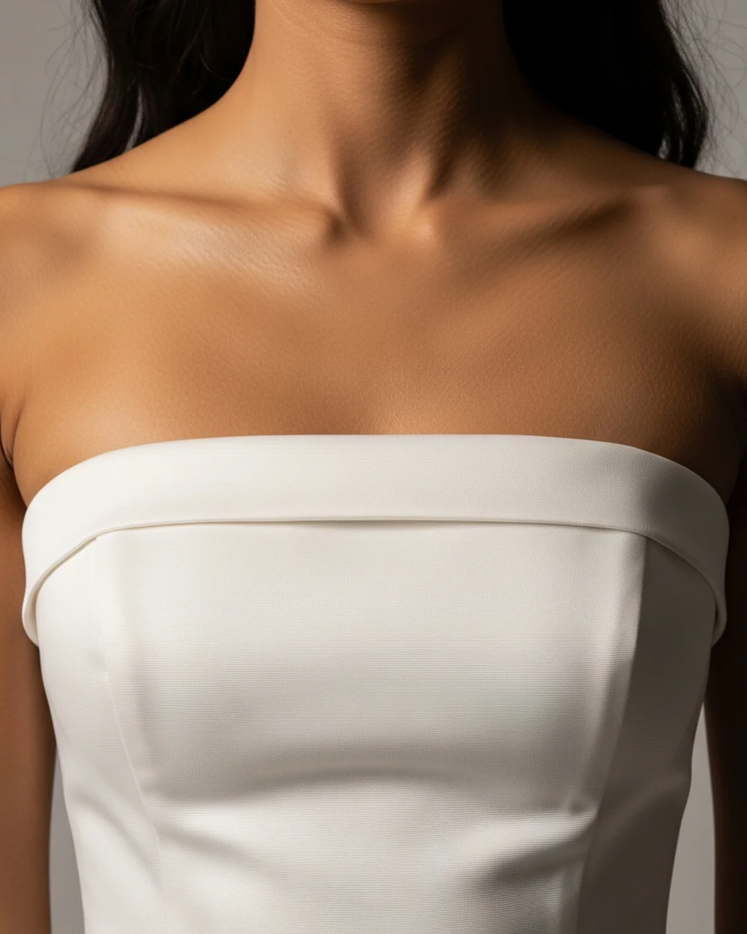 Detalle frontal de un escote palabra de honor recto sobre el pecho en un vestido de novia de mikado